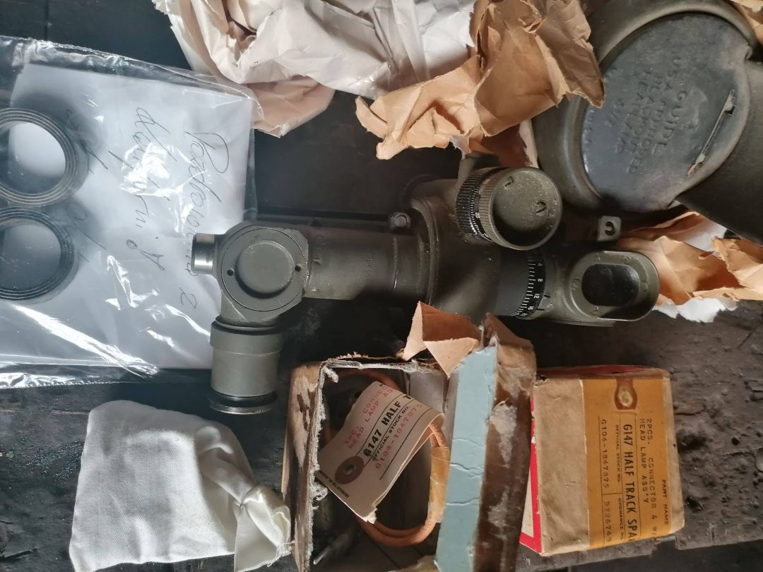 Oryginalna lampa oraz celownik niszczyciela czołgów M36 Jackson przekazane przez Pana Adama